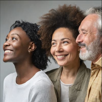 Photo de trois personnes souriantes